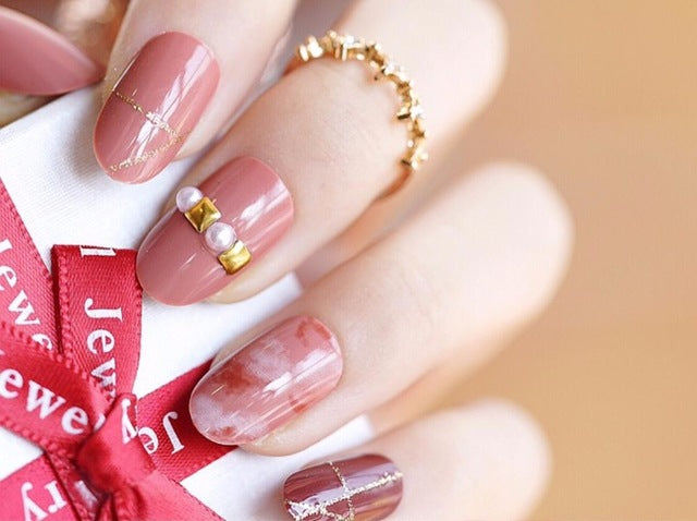 Hot Sale Charming Red Shining Fake Nails 20-24 PCS  Elegant False Nails Short Oval Smooth Full Cover Nail Tips for Wedding Bride