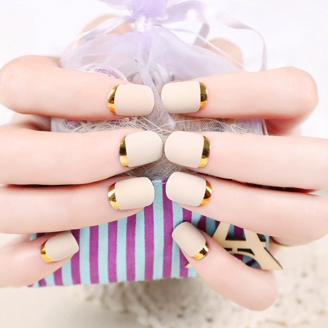 Hot Sale Charming Red Shining Fake Nails 20-24 PCS  Elegant False Nails Short Oval Smooth Full Cover Nail Tips for Wedding Bride