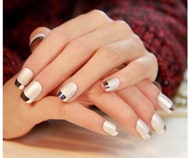 Hot Sale Charming Red Shining Fake Nails 20-24 PCS  Elegant False Nails Short Oval Smooth Full Cover Nail Tips for Wedding Bride