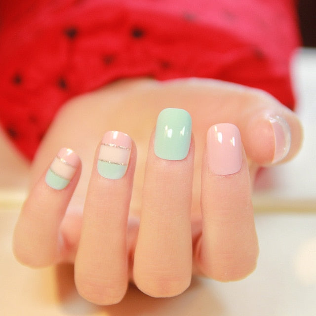 Hot Sale Charming Red Shining Fake Nails 20-24 PCS  Elegant False Nails Short Oval Smooth Full Cover Nail Tips for Wedding Bride