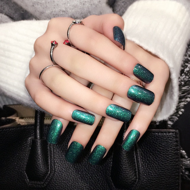 Hot Sale Charming Red Shining Fake Nails 20-24 PCS  Elegant False Nails Short Oval Smooth Full Cover Nail Tips for Wedding Bride